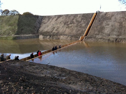 A Sunk-in Bridge that Parts Water Perfectly