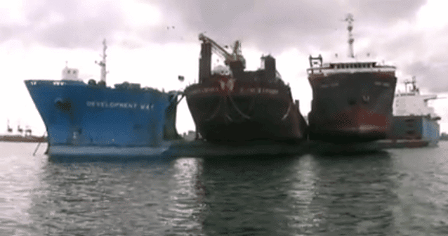 Video: Semi-Submersible Vessel Dangerously Carrying Barges and Tugs to China
