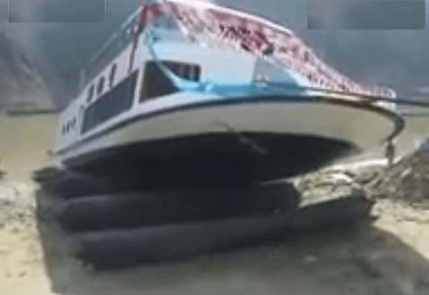 Raw Video: US $2.7 Million Luxury Boat Sinks During Launching
