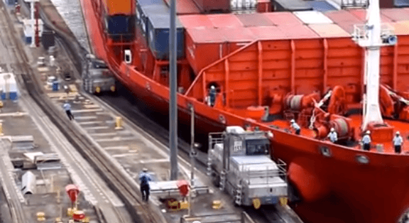 Raw Video : Ship Crushes “Mule” Train in Panama Canal