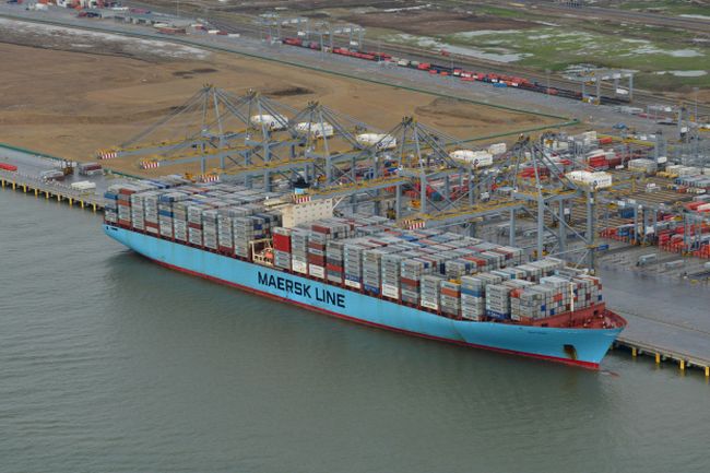 Pictures: The Largest Ship Ever On The Thames – Edith Maersk