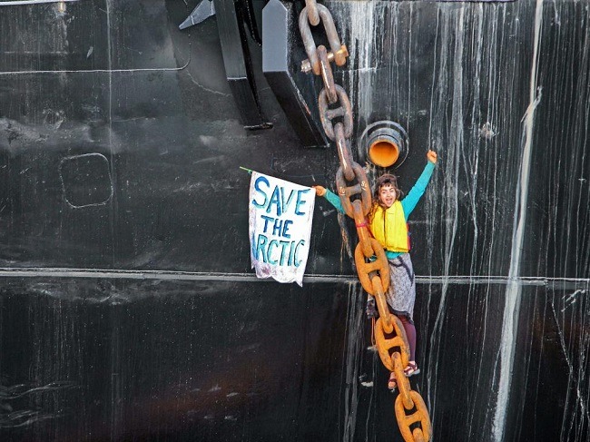 Arctic Drilling Protesters Dangle From Shell Ship In Washington State