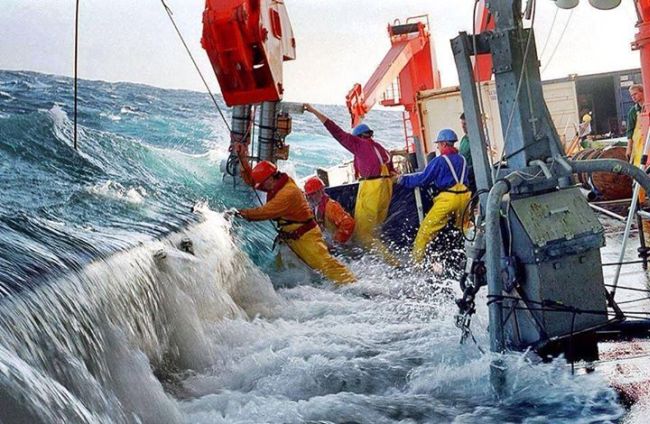 15 Thrilling Photographs Of Rough Weather At Sea Taken By Seafarers