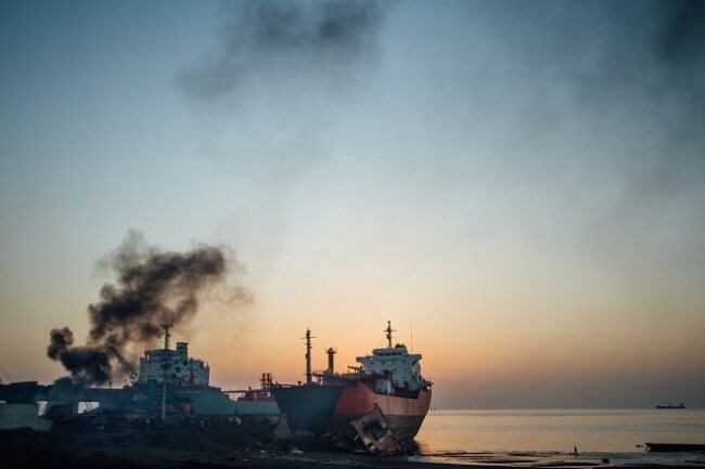 (Photo by Adam Cohn – www.adamcohn.com – Dawn at Alang Shipyards, 2015) -Credits: shipbreakingplatform.org