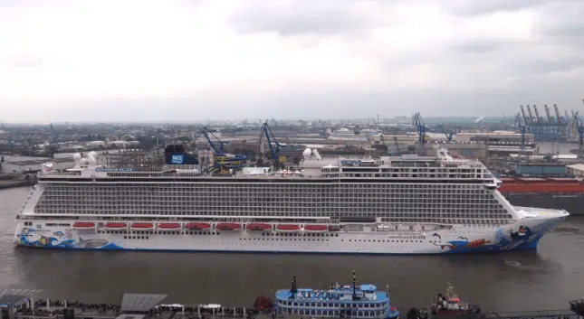 Watch: Norwegian Escape Arriving For Drydock At Hamburg