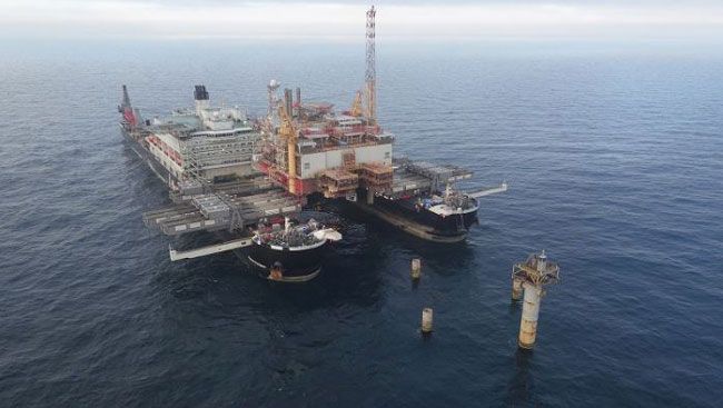 Photos: “Pioneering Spirit” Completes Maiden Heavy Lift Project
