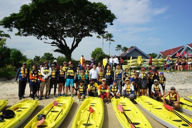 MPA Singapore Organises Marine Trash Clean-Up With 120 Volunteers On Kayaks