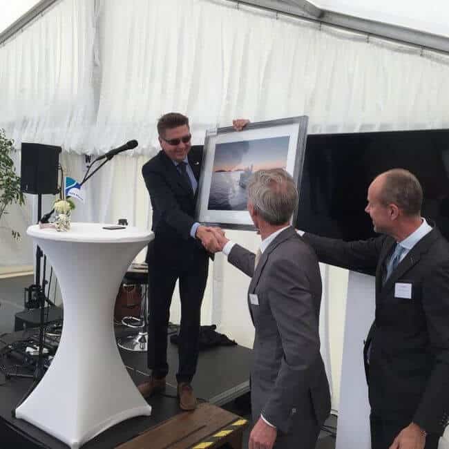 managing-director-Kristian-Saetre-at-Ulstein-Verft-presenting-a-photo-of-the-vessel-to-Acta-marine
