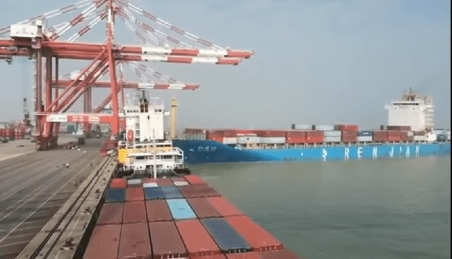 Major container ships collision at Nansha port, watch VIDEO