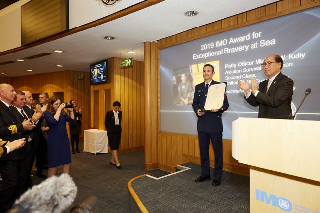 American rescuer who saved four recognized with IMO bravery accolade