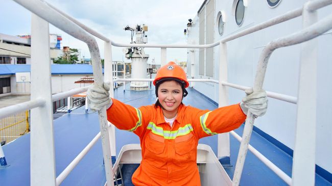 woman-seafarer