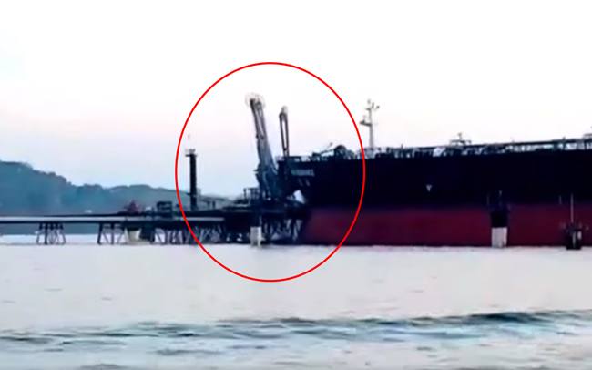 Watch-Hong-Kong-Flagged-Oil-Tanker-MT-New-Assurance-Runs-Into-Pier