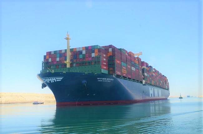 Le plus grand porte-conteneurs du monde «HMM Algeciras» transite par le canal de Suez