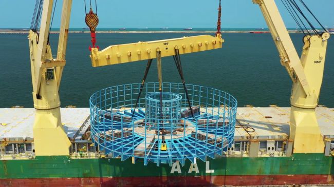 AAL Nanjing discharging the giant cable carousel in Taiwan