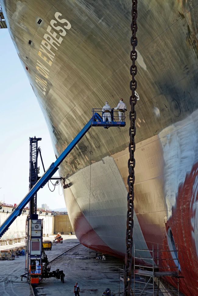 Biofouling management in action (photo credit Hapag-Lloyd)