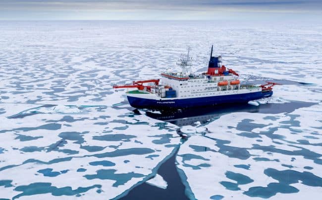 Heading for the new MOSAiC ice floe, Polarstern takes the shortest way to the area of interest: via the North Pole. On tghe way north, the sea ice is surprisingly weak, has lots of melt ponds, and Polarstern is able to easily break it.