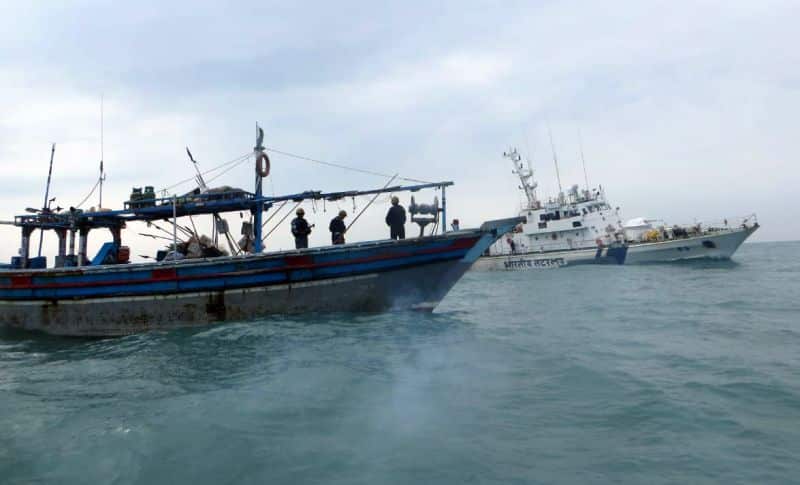 Indian coast guard ship rajratan arrests pakistani boat