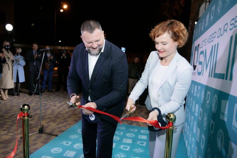 Oleg Grygoriuk and Maya Schwiegershausen-Güth, head of ver.di’s maritime section, cut a symbolic red ribbon to declare the new service open.