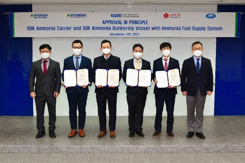 KIM Daeheon, the Executive Vice President of KR R&D division (on the far right), and the recipients of AIP certificate at the presentation ceremony
