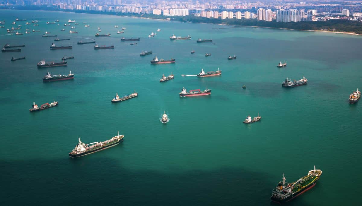 Vessels_berthing_at_Singapore