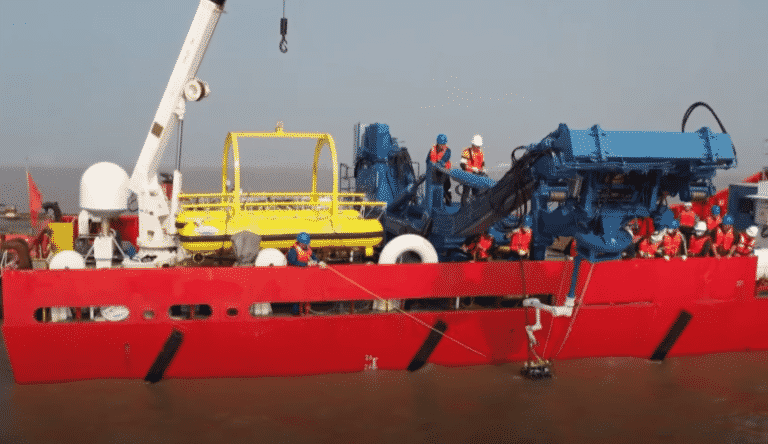First Time: China Achieves Breakthrough With Shipborne Unmanned Submersible Retractable System