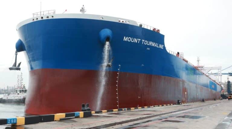 World’s First LNG-Fuelled Newcastlemax Bulk Carrier Welcomed For Bunkering In Singapore