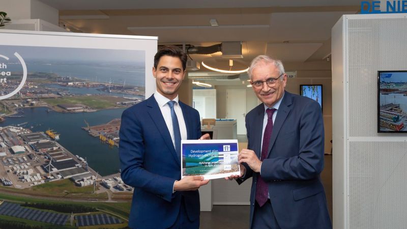 Minister Rob Jetten receives the certificate for green hydrogen from Bert den Ouden