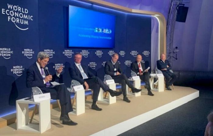 As a panelist, MOL President & CEO Hashimoto (2nd from right) participates in the Accelerating Shipping Decarbonization and the Global Transition session at Davos meeting