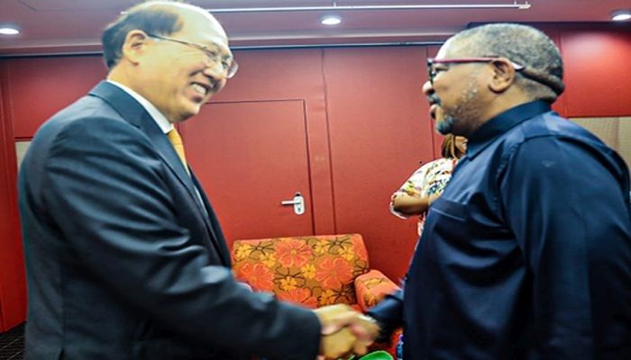 ​IMO Secretary-General Kitack Lim is greeted by the Honourable Fikile Mbalula, Transport Minister, South Africa.