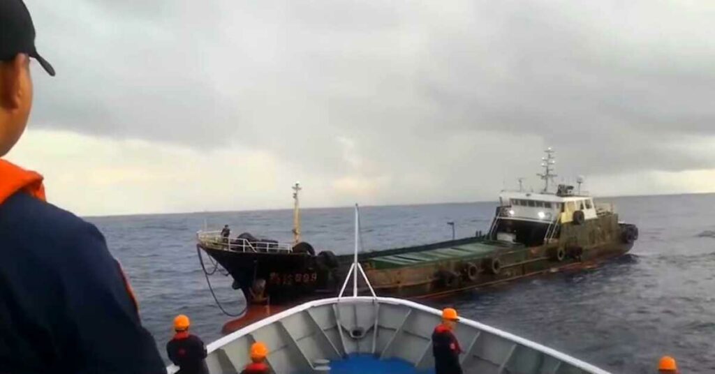 Philippine Coast Guard rescues chinese fishermen