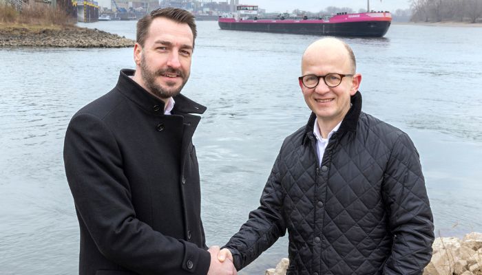 Steffen Bauer (left), the CEO of HGK Shipping, and Hanno Brümmer