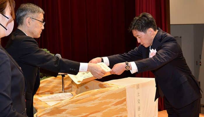 MOL Managing Executive Officer Mitsuhisa Tanimoto receives a letter of appreciation on behalf of the MOL group