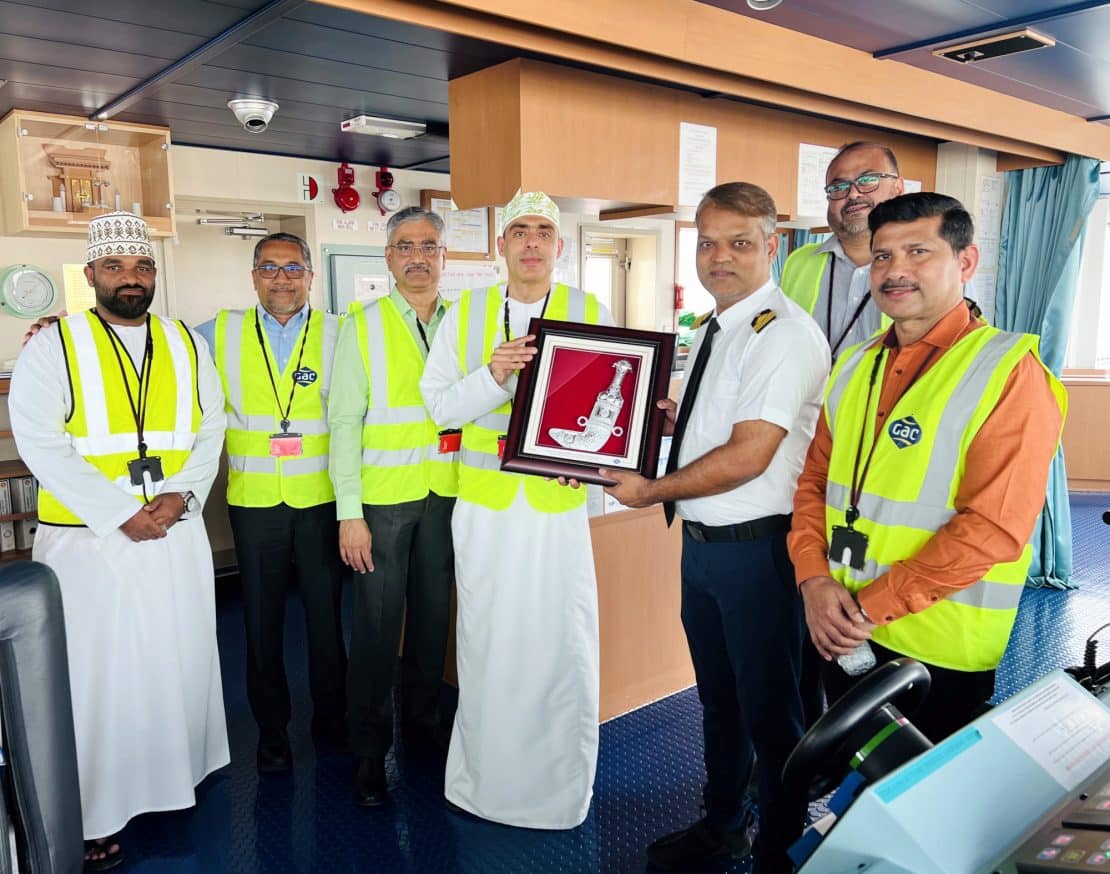 GAC Oman presented a memento to the vessel’s Master