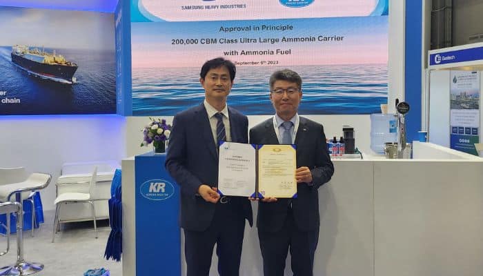JANG Haeki, Executive Vice President(CTO) of SHI Engineering Operations (left) and