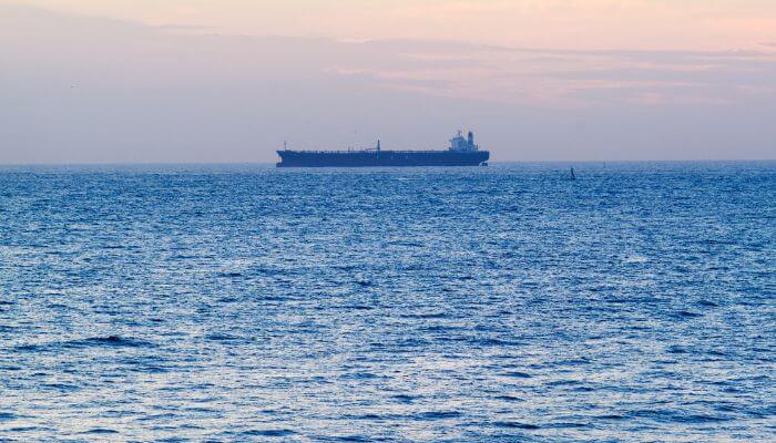 Ένα Έλληνα μέλος του πληρώματος απελευθερώθηκε από το ιρανικό πετρελαιοφόρο και άλλα 18 εξακολουθούν να βρίσκονται στο πλοίο