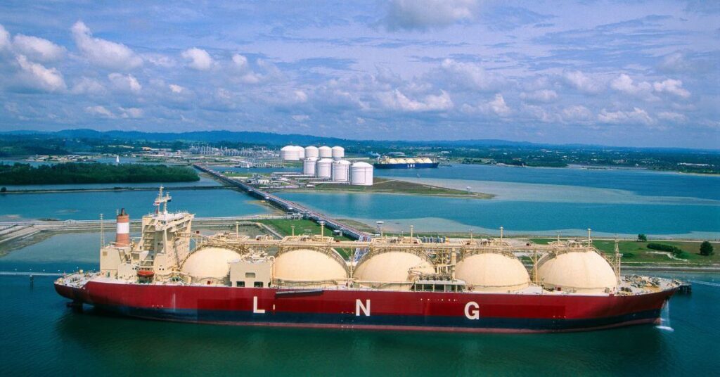 UK To Ban Shipping & Insurance Services For Russian LNG Exports By 2026