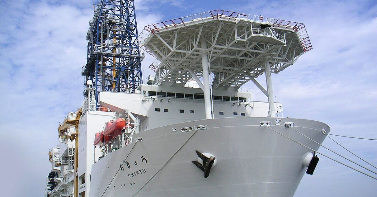 Barco Chikyū en misión de minería de tierras raras