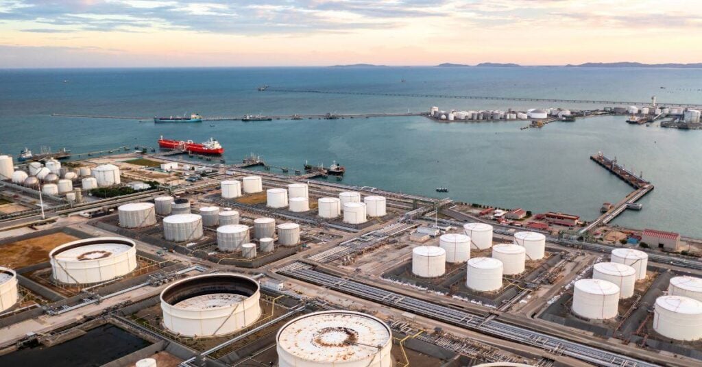 Unknown Projectile Hits Saudi Arabia’s Yanbu Port, Causing Fire & Halting Tanker Loading