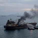 伊朗称霍尔木兹海峡一夜之间七艘油轮遭打击或触雷起火受损
